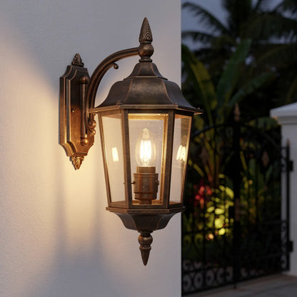 Arandela colonial bronze em fachada colonial classica com jardim no entardecer — Vittara Decor