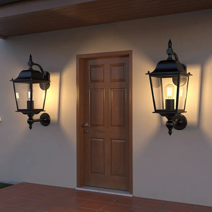 Arandela colonial preta em corredor externo coberto com piso de ceramica e porta de madeira — Vittara Decor