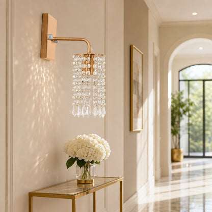 Arandela de Parede Cristal Dourada em Corredor com Console Dourado - Vittara Decor