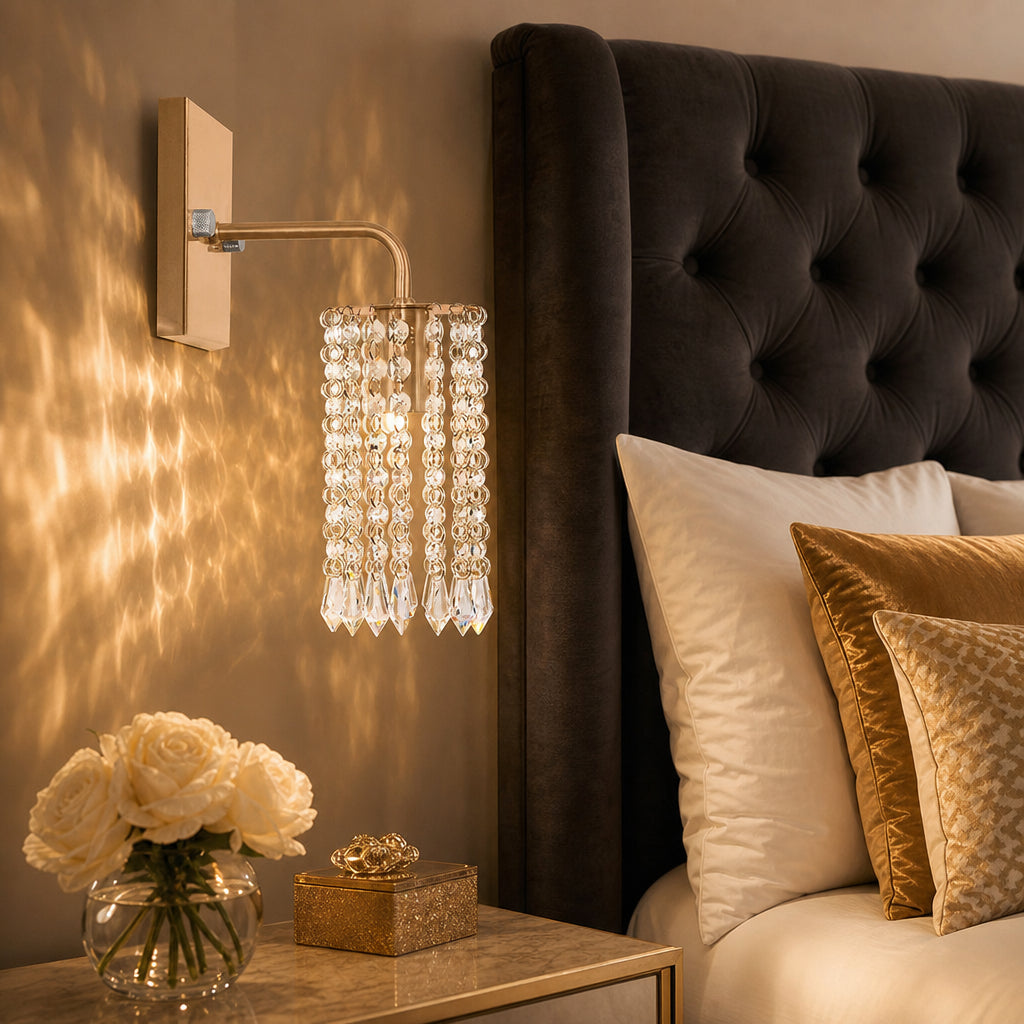 Arandela de Parede Cristal Dourada em Quarto com Cabeceira de Veludo Cinza - Vittara Decor