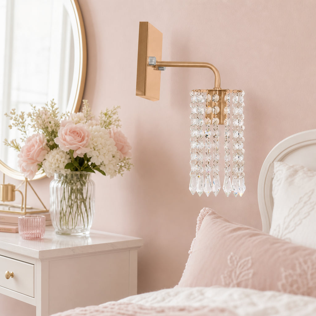 Arandela de Parede Cristal Dourada em Quarto Feminino com Tons Rosados - Vittara Decor
