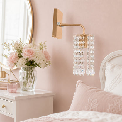 Arandela de Parede Cristal Dourada em Quarto Feminino com Tons Rosados - Vittara Decor