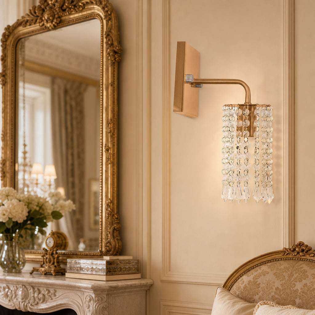 Arandela de Parede Cristal Dourada em Sala Classica com Espelho Dourado - Vittara Decor