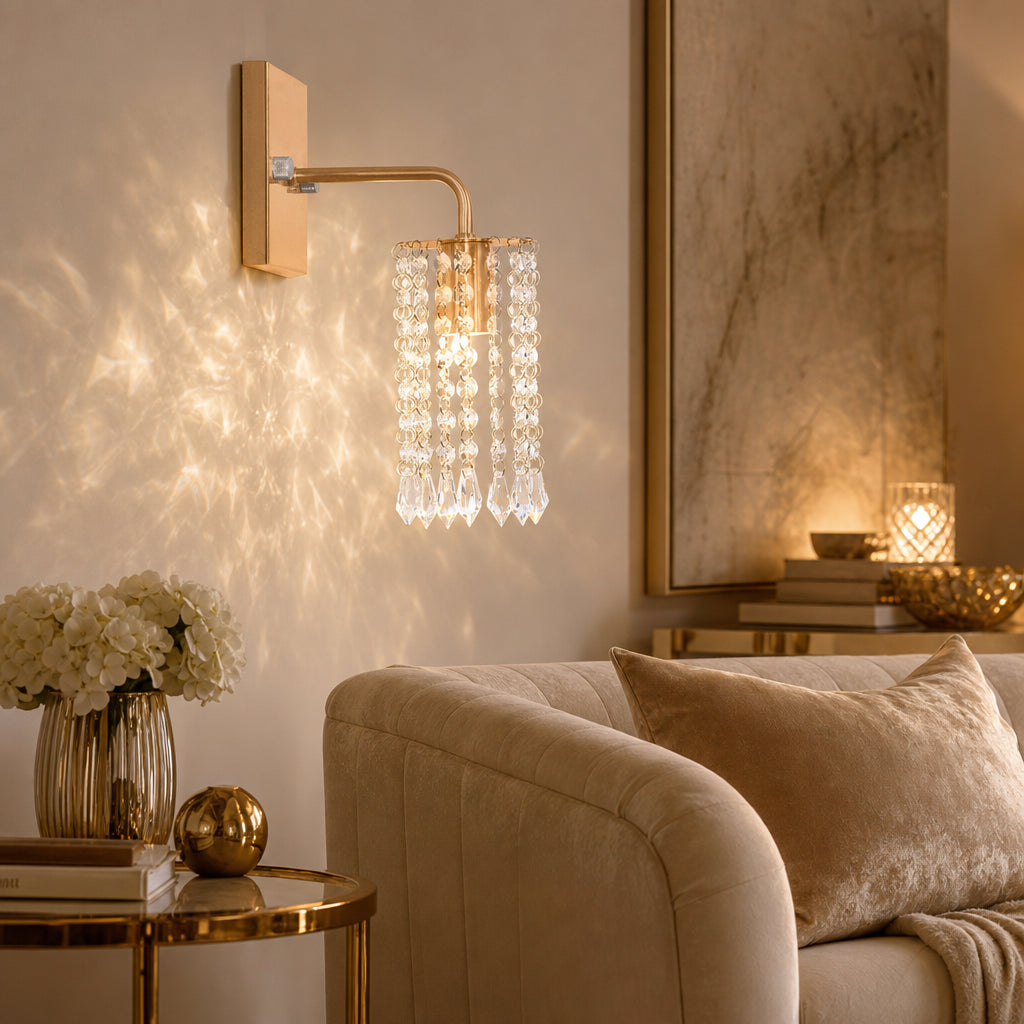 Arandela de Parede Cristal Dourada em Sala de Estar com Sofá de Veludo - Vittara Decor