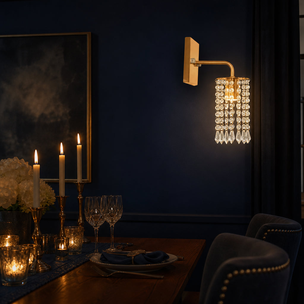 Arandela de Parede Cristal Dourada em Sala de Jantar com Parede Escura - Vittara Decor