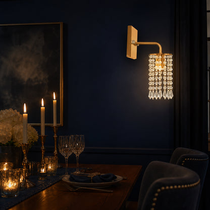 Arandela de Parede Cristal Dourada em Sala de Jantar com Parede Escura - Vittara Decor