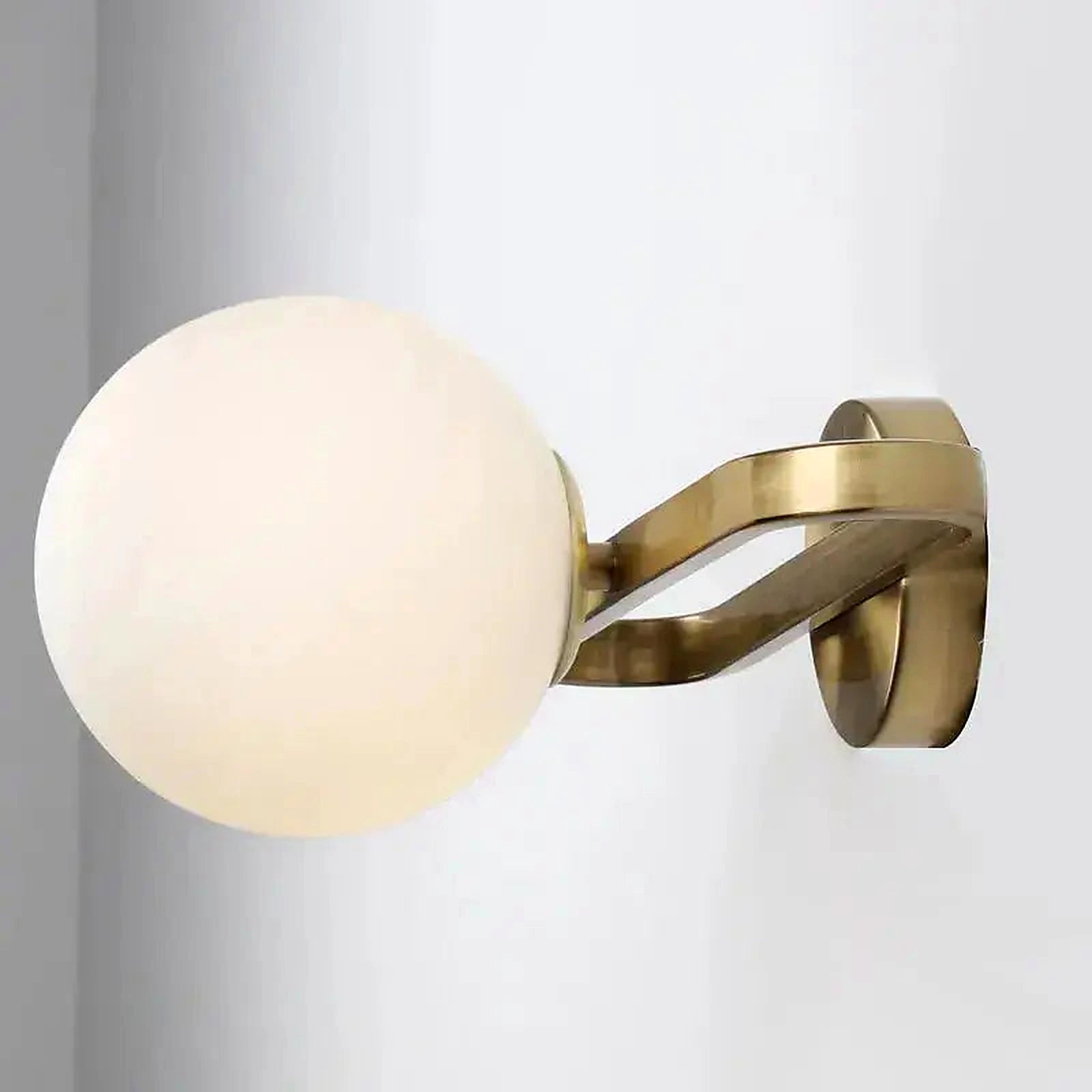 Arandela de Parede Dourada LED G9 Aro Oval Pós-Moderna — metal dourado escovado e globo opalino