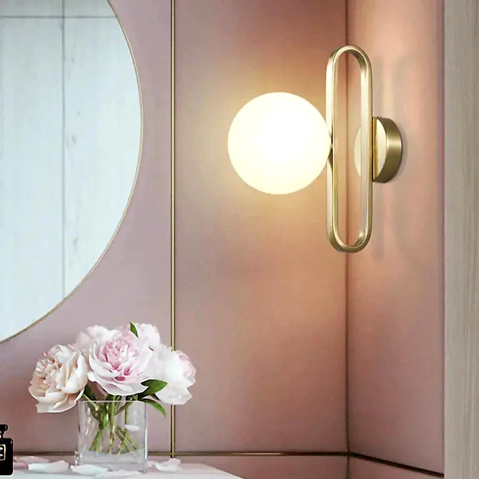Arandela de Parede Dourada LED G9 em quarto feminino com parede rosa e flores