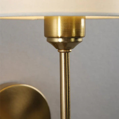 Arandela de Parede Retrô detalhe da conexão entre cúpula e haste em metal dourado - Vittara Decor