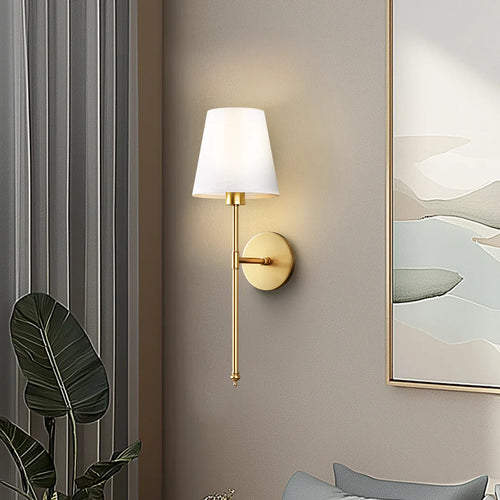Arandela de Parede Retrô cor Dourado instalada em sala com planta decorativa - Vittara Decor