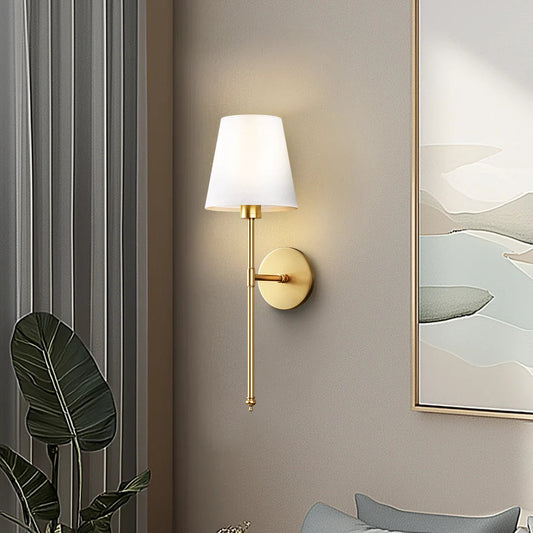 Arandela de Parede Retrô cor Dourado instalada em sala com planta decorativa - Vittara Decor