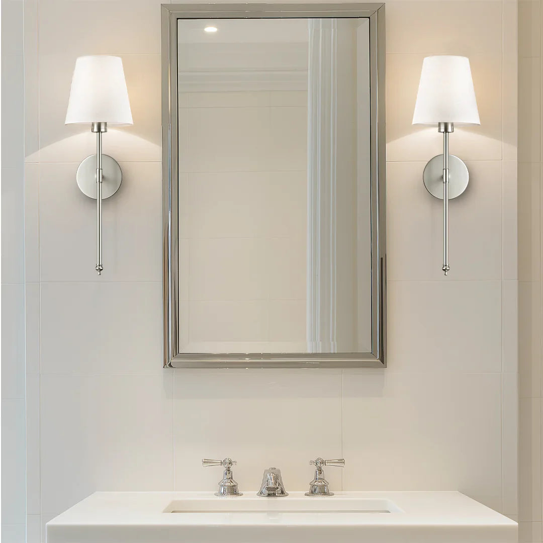 Kit 2 Arandelas de Parede Retrô instaladas em banheiro ao lado de espelho - Vittara Decor