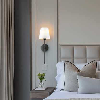 Arandela de Parede Retrô com Cúpula cor Preta em quarto elegante ao lado da cama - Vittara Decor