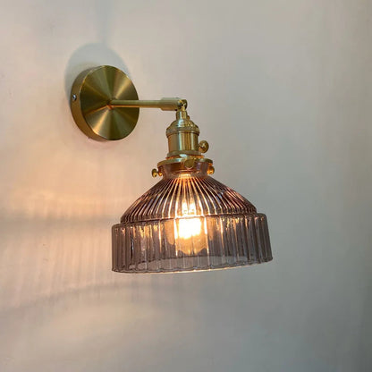Arandela de Parede Vidro Canelado Cinza Acesa com Reflexo de Luz - Vittara Decor