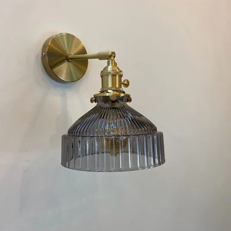 Arandela de Parede Cúpula Vidro Canelado Cinza com Braço Dourado - Vittara Decor