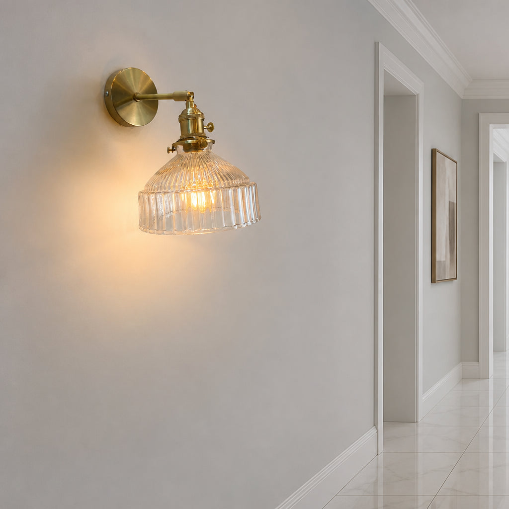 Arandela de Parede Vidro Canelado Braço Dourado em Corredor Moderno - Vittara Decor