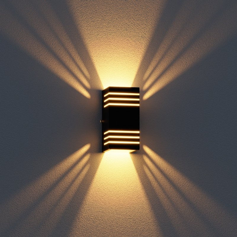 Arandela externa acesa em parede escura com fachos para cima, para baixo e pelos frisos - Vittara Decor