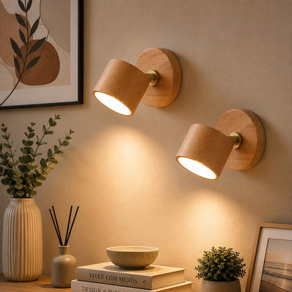 Arandelas LED de madeira acesas na parede acima do aparador - Vittara Decor