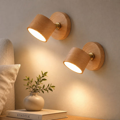 Kit com 2 arandelas LED de madeira acesas na parede do quarto - Vittara Decor