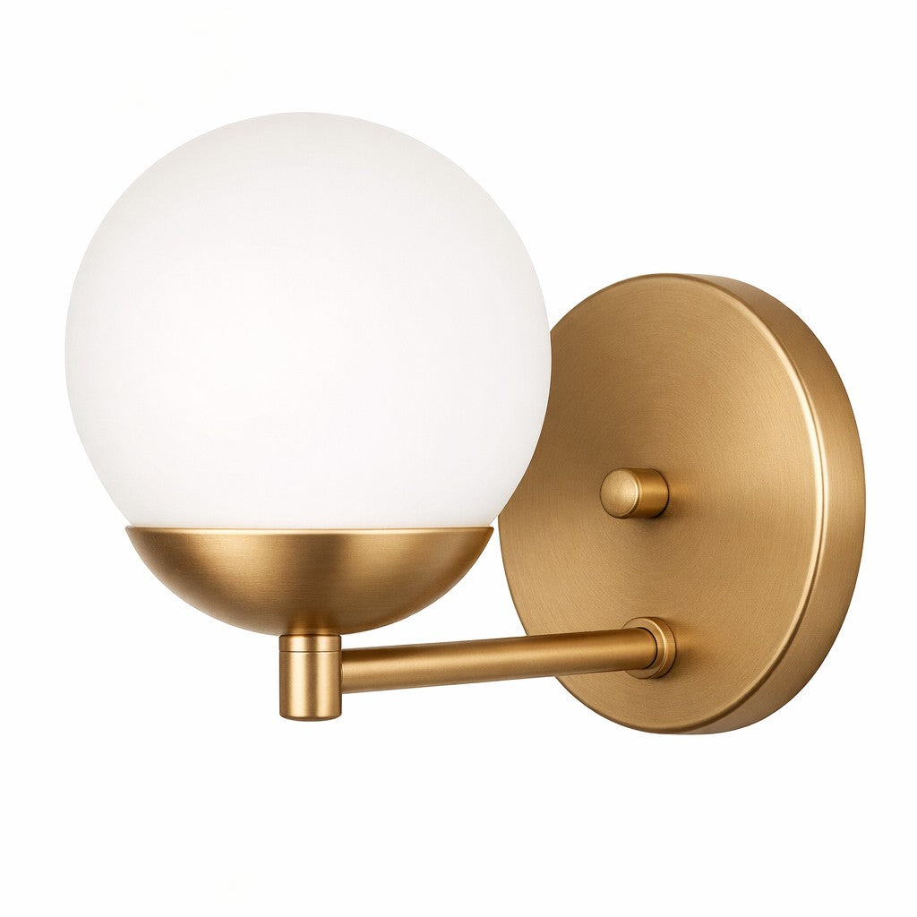 Arandela de parede dourada com globo de vidro opalino em fundo branco - Vittara Decor