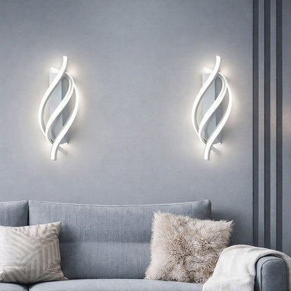 Duas arandelas espirais brancas acesas na parede acima do sofá da sala - Vittara Decor