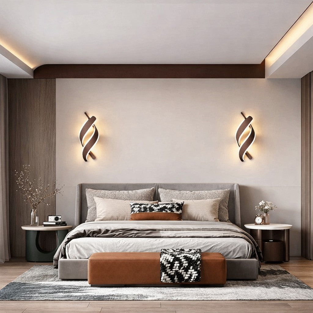 Par de arandelas espirais pretas com luz quente dos lados da cama de casal - Vittara Decor