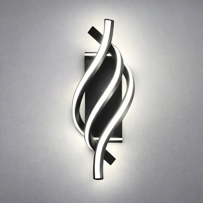 Arandela de parede LED espiral preta acesa em parede cinza clara - Vittara Decor