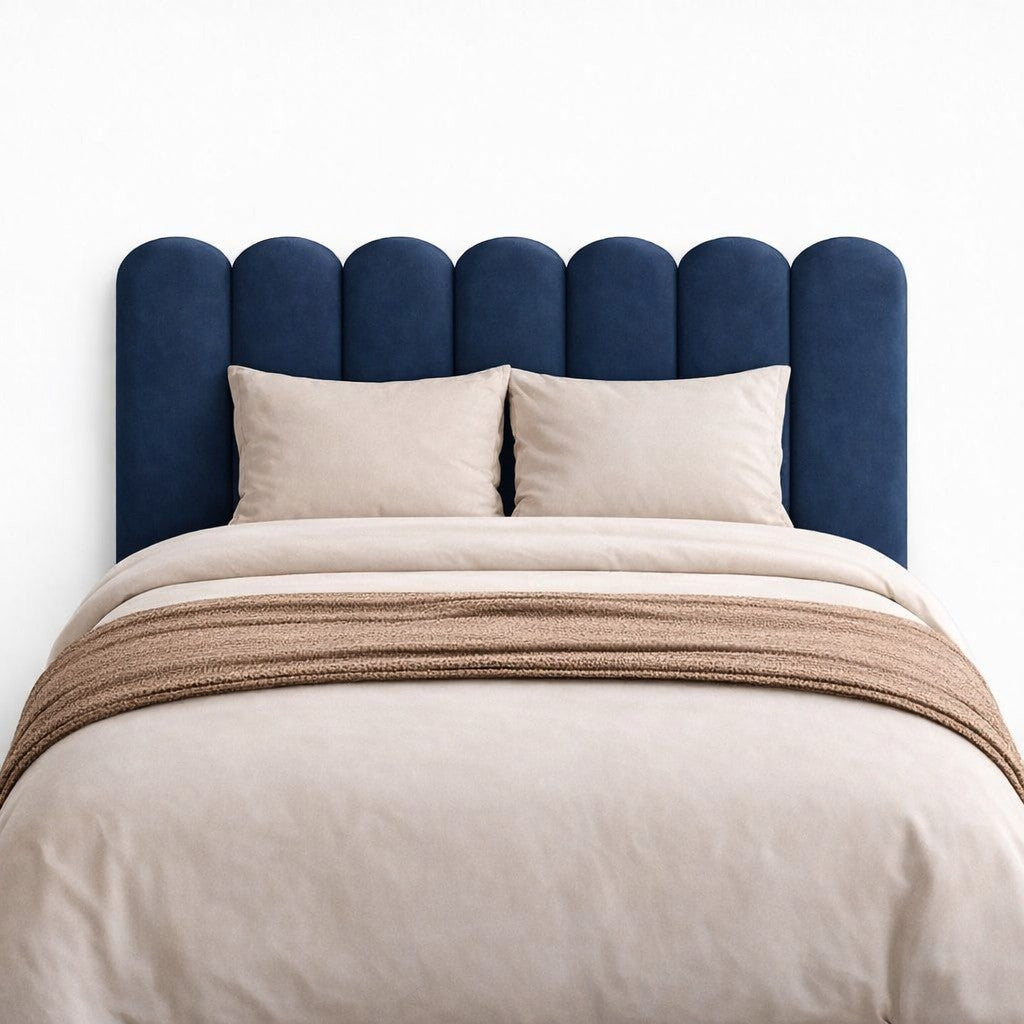 Cabeceira modulada adesiva azul atrás de cama box casal com roupa de cama clara - Vittara Decor