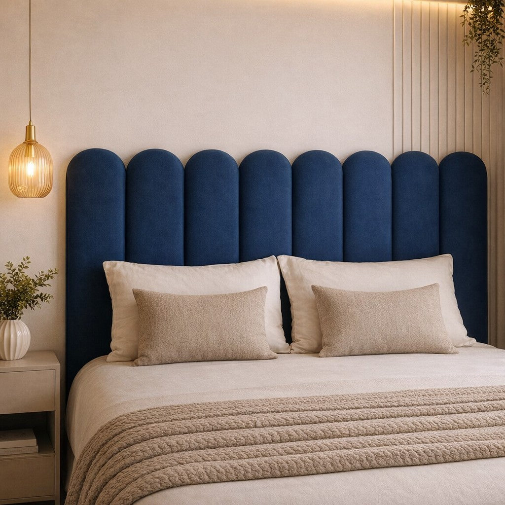 Cabeceira nuvem azul em quarto com pendente âmbar e painel ripado de madeira - Vittara Decor