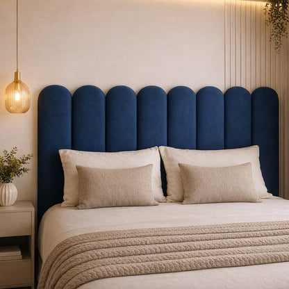 Cabeceira nuvem azul em quarto com pendente âmbar e painel ripado de madeira - Vittara Decor