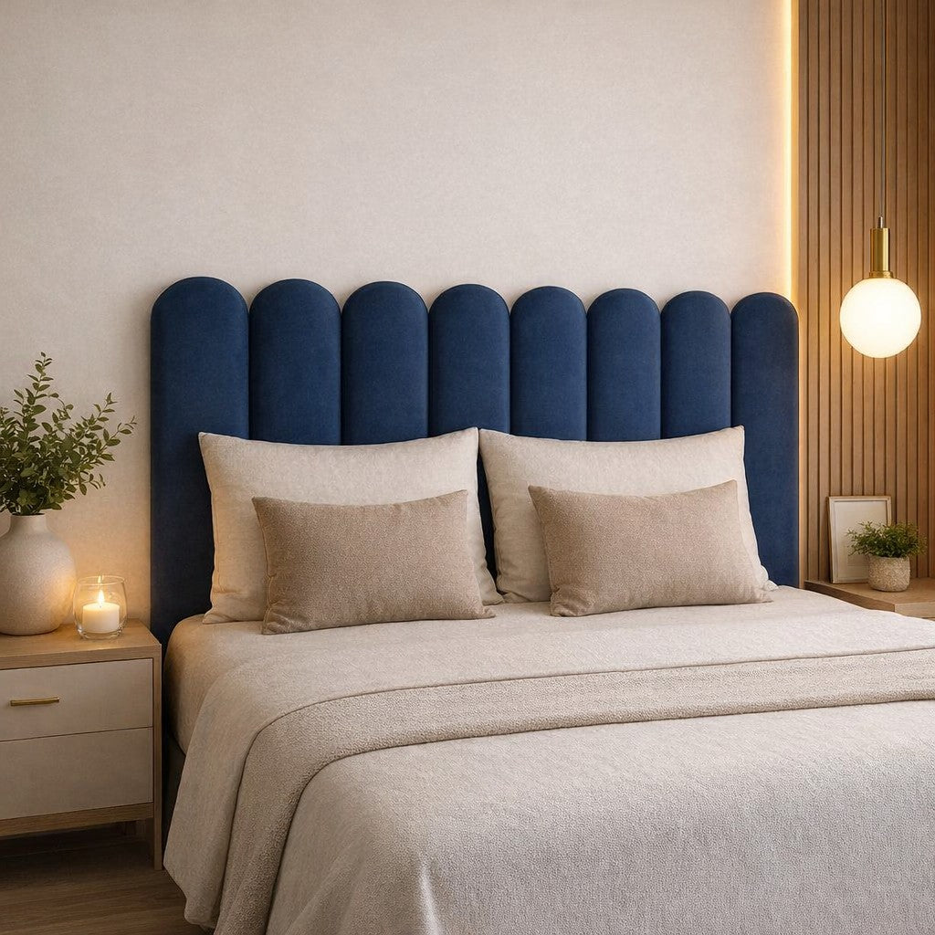 Detalhe do suede azul da cabeceira nuvem com travesseiros bege e manta tricotada - Vittara Decor