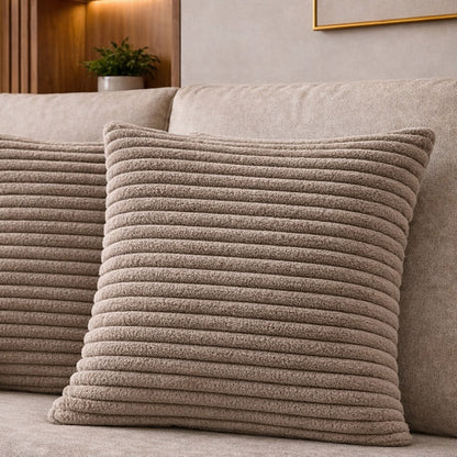 Detalhe do relevo canelado da capa de almofada felpuda em tom bege escuro - Vittara Decor