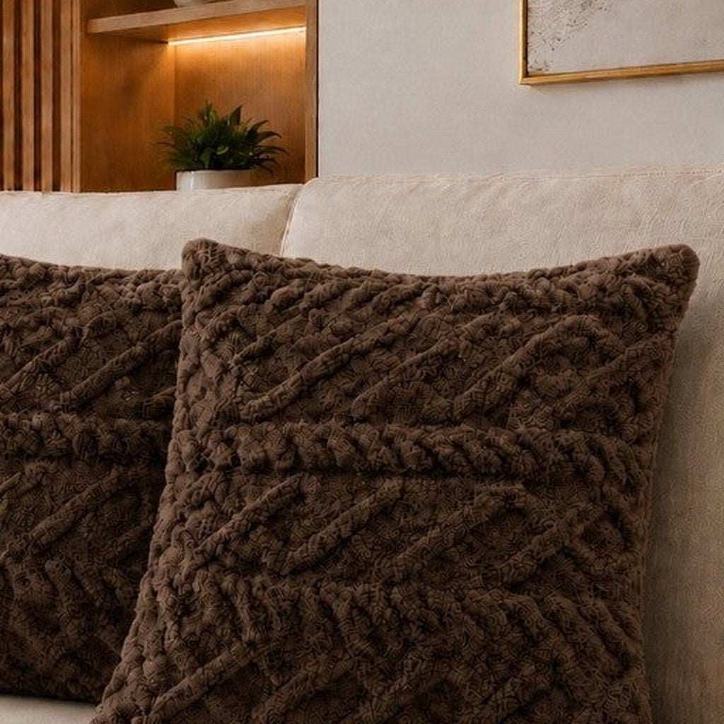 Detalhe da trama trançada em losangos da capa de almofada felpuda marrom - Vittara Decor