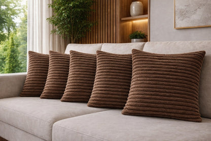 Cinco capas de almofada 43x43 caneladas marrom apoiadas no encosto do sofá - Vittara Decor