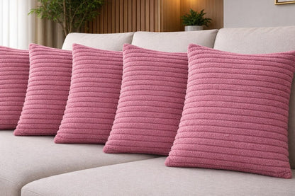 Capa de almofada 43x43 canelada rosa em sofá claro de sala de estar - Vittara Decor
