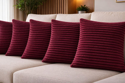 Capas de almofada 43x43 caneladas vinho contrastando com o sofá bege da sala - Vittara Decor