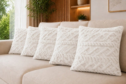 Capas de almofada 43x43 trançadas brancas alinhadas em sofá de sala com luz natural - Vittara Decor