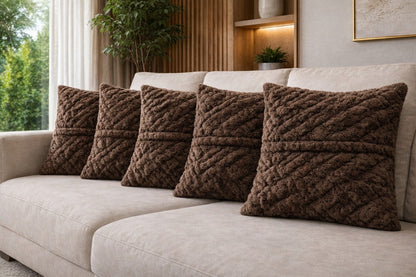 Capa de almofada 43x43 trançada marrom em sofá bege de sala de estar - Vittara Decor