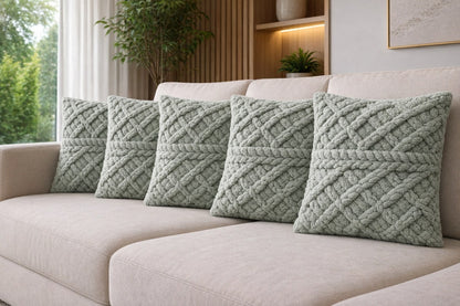 Capa de almofada 43x43 trançada verde sálvia em sofá claro de sala - Vittara Decor