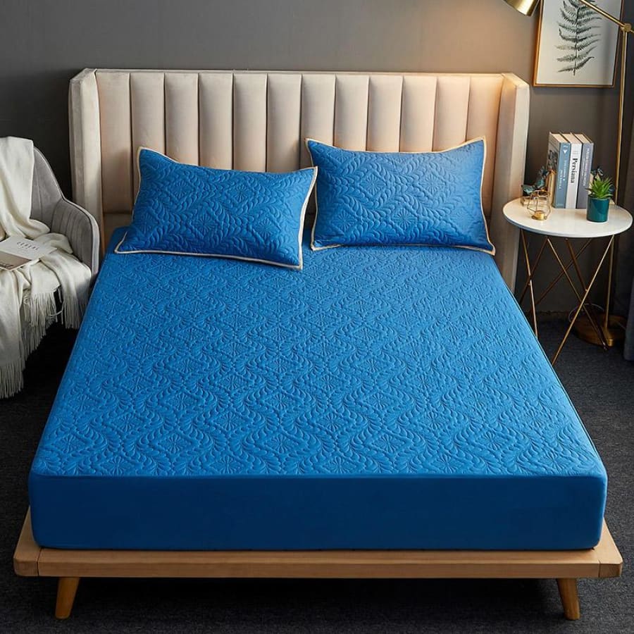 Capa de colchão impermeável matelada azul em quarto com cabeceira bege - Vittara Decor