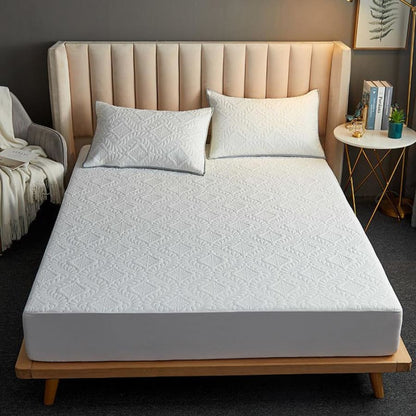 Capa de colchão impermeável matelada branca em quarto com cabeceira rosa - Vittara Decor