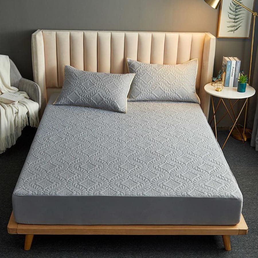 Capa de colchão matelada cinza em quarto com cabeceira rosa - Vittara Decor