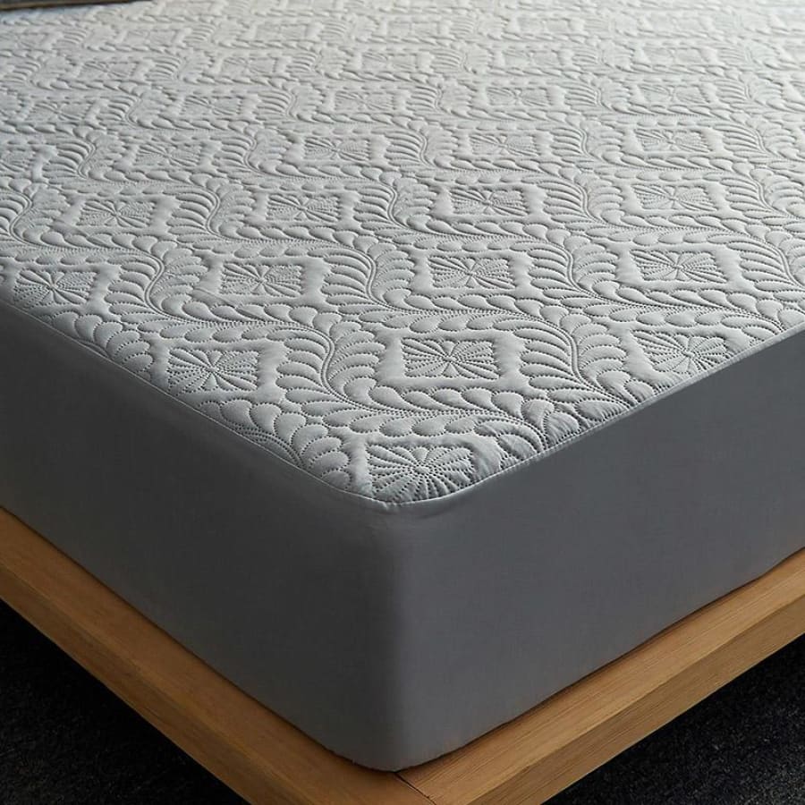 Capa de colchão impermeável matelada cinza em cama de casal com madeira - Vittara Decor