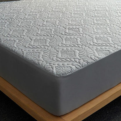 Capa de colchão impermeável matelada cinza em cama de casal com madeira - Vittara Decor