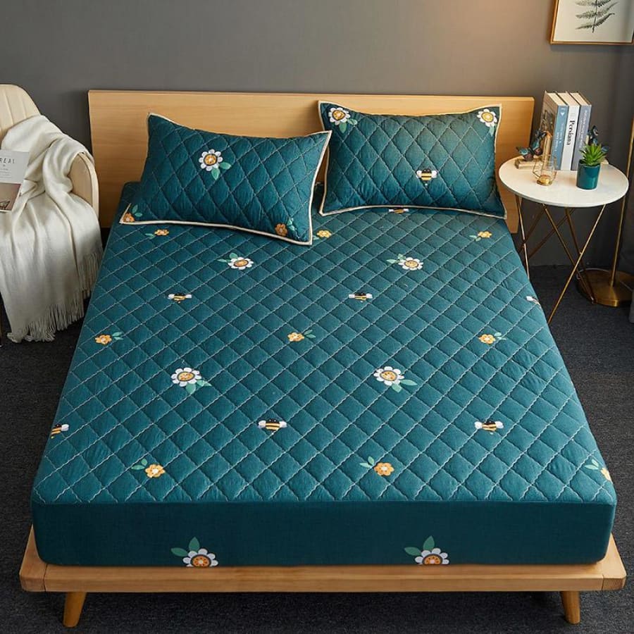 Capa de colchão impermeável matelada estampa floral em quarto verde - Vittara Decor