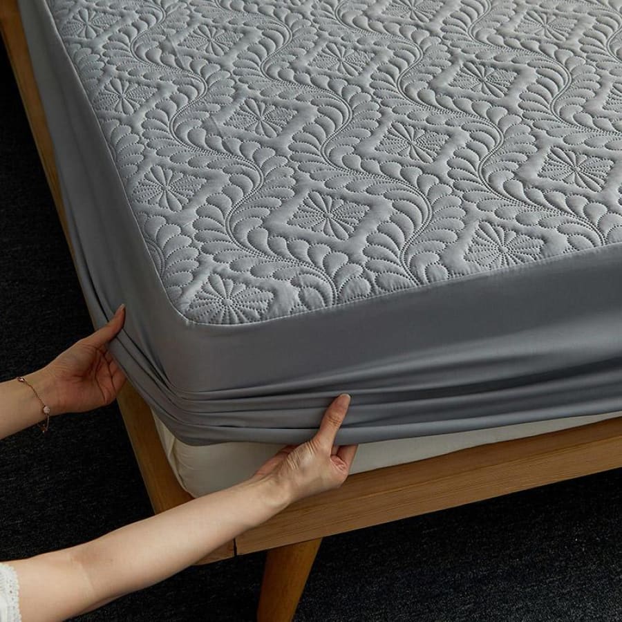 Capa de colchão impermeável matelada cinza com elástico instalada na cama - Vittara Decor