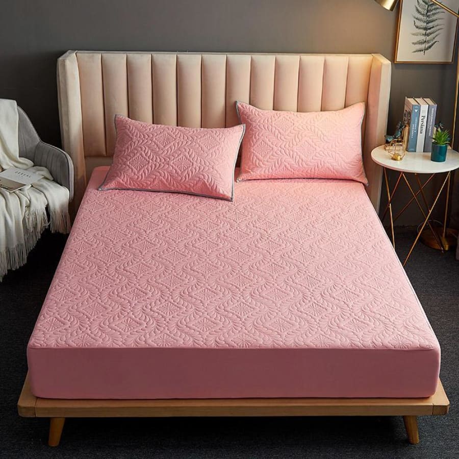Capa de colchão impermeável matelada rosa em quarto com cabeceira - Vittara Decor