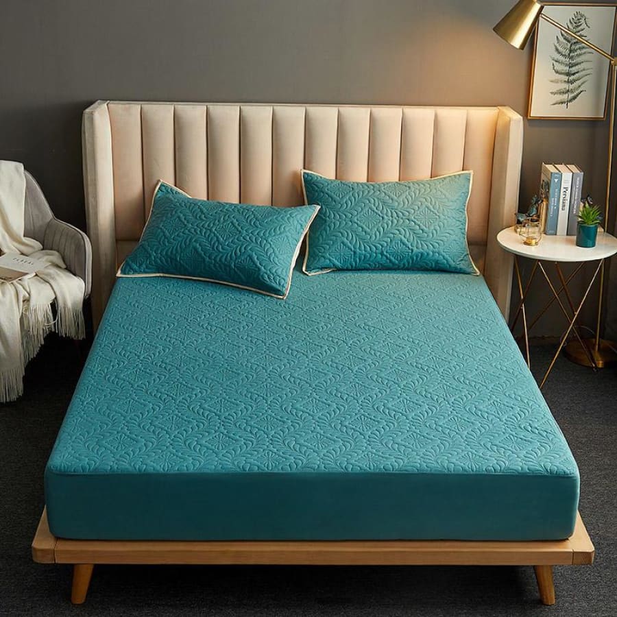 Capa de colchão impermeável matelada verde em quarto com cabeceira bege - Vittara Decor