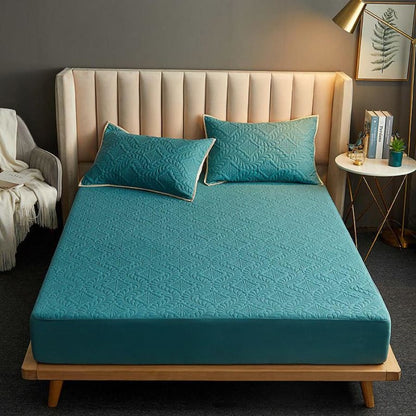 Capa de colchão impermeável matelada verde em quarto com cabeceira bege - Vittara Decor