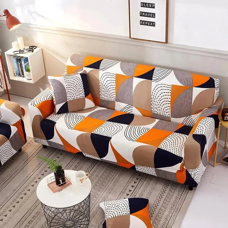 Capa de Sofá Elástica Estampada com padrão geométrico laranja em sala de estar - Vittara Decor